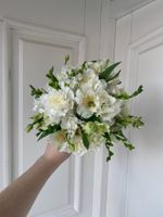 Свадебный букет из альстромерии, диантусов, лизиантуса и фрезии