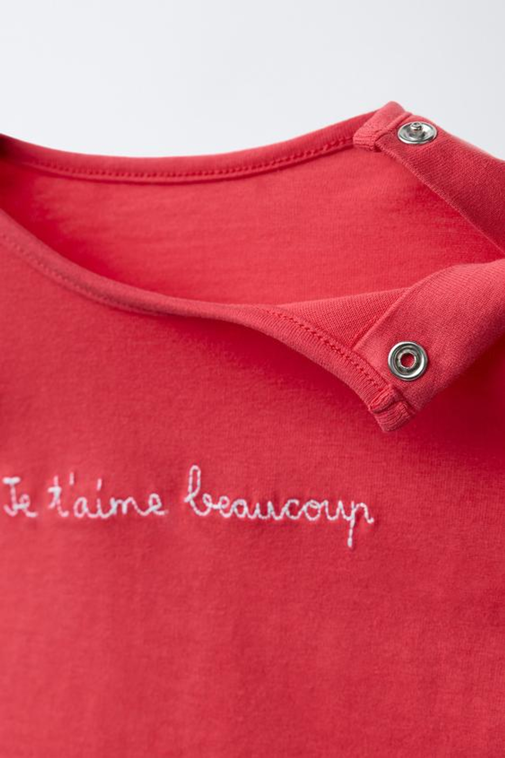 ZARA НАБОР ИЗ ТРЕХ ФУТБОЛОК В ПОЛОСКУ С ВЫШИТЫМ ТЕКСТОМ, КРАСНЫЙ