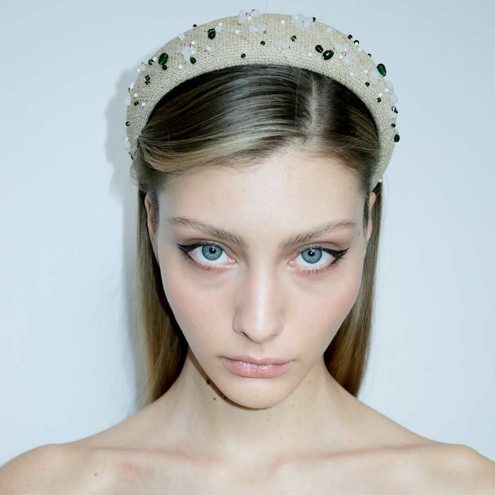 Ободок объемный с белыми ромашками