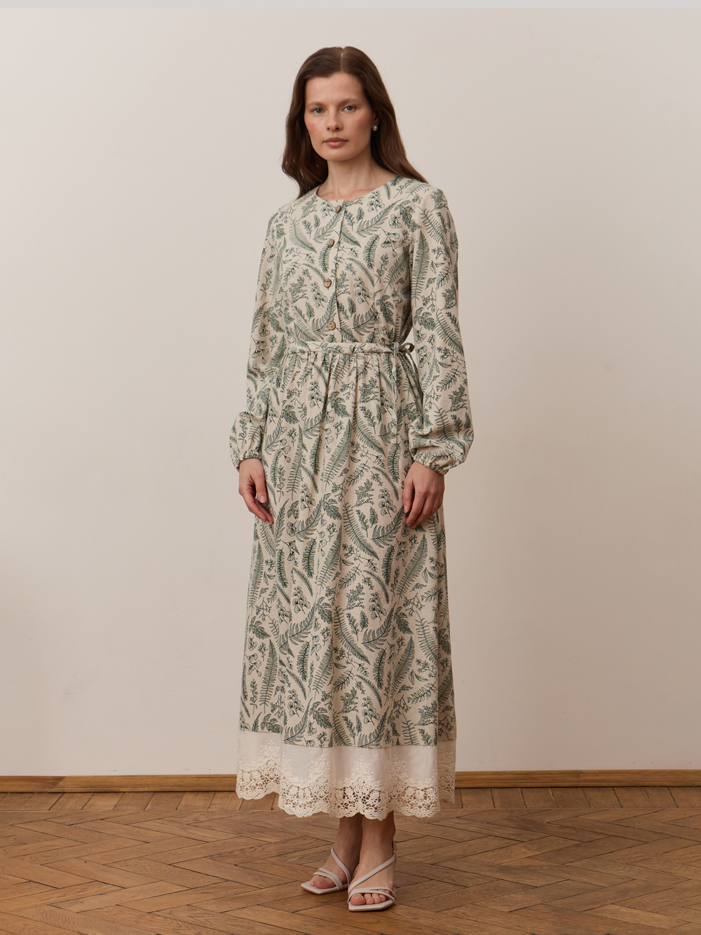 Платье с кружевной оборкой