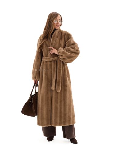 Длинная шуба из эко-меха в цвете капучино