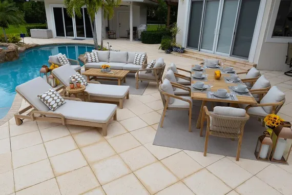 Шезлонг Rimini из массива акации с бежевым матрасом