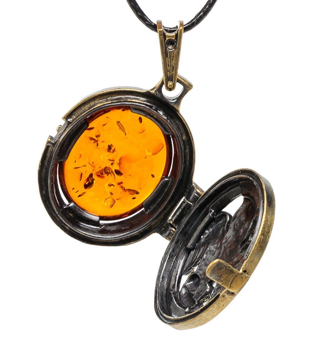 AM-1745 Подвеска «Медальон Филин» (латунь, янтарь)