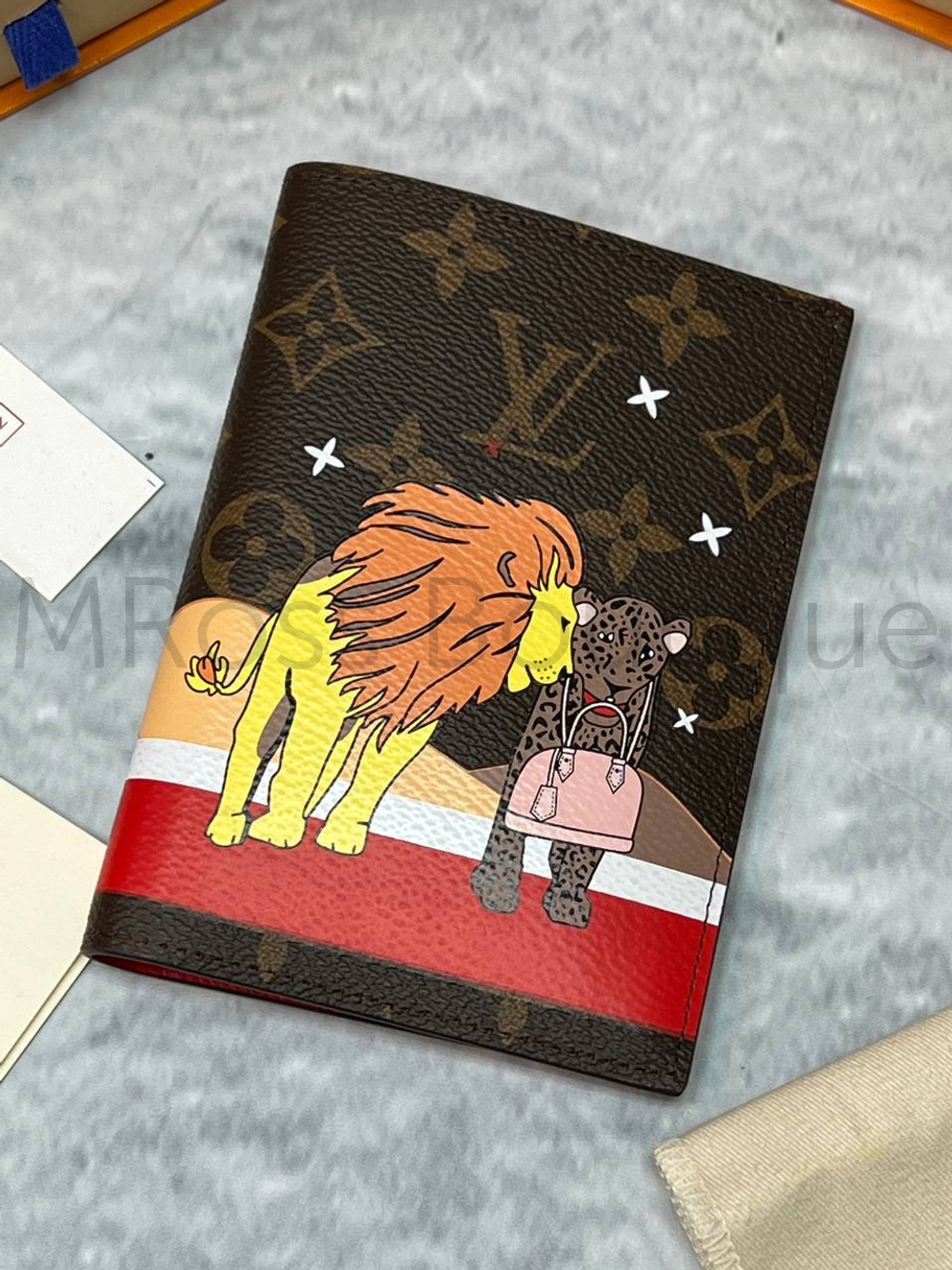 Женская обложка для паспорта Louis Vuitton с принтом льва