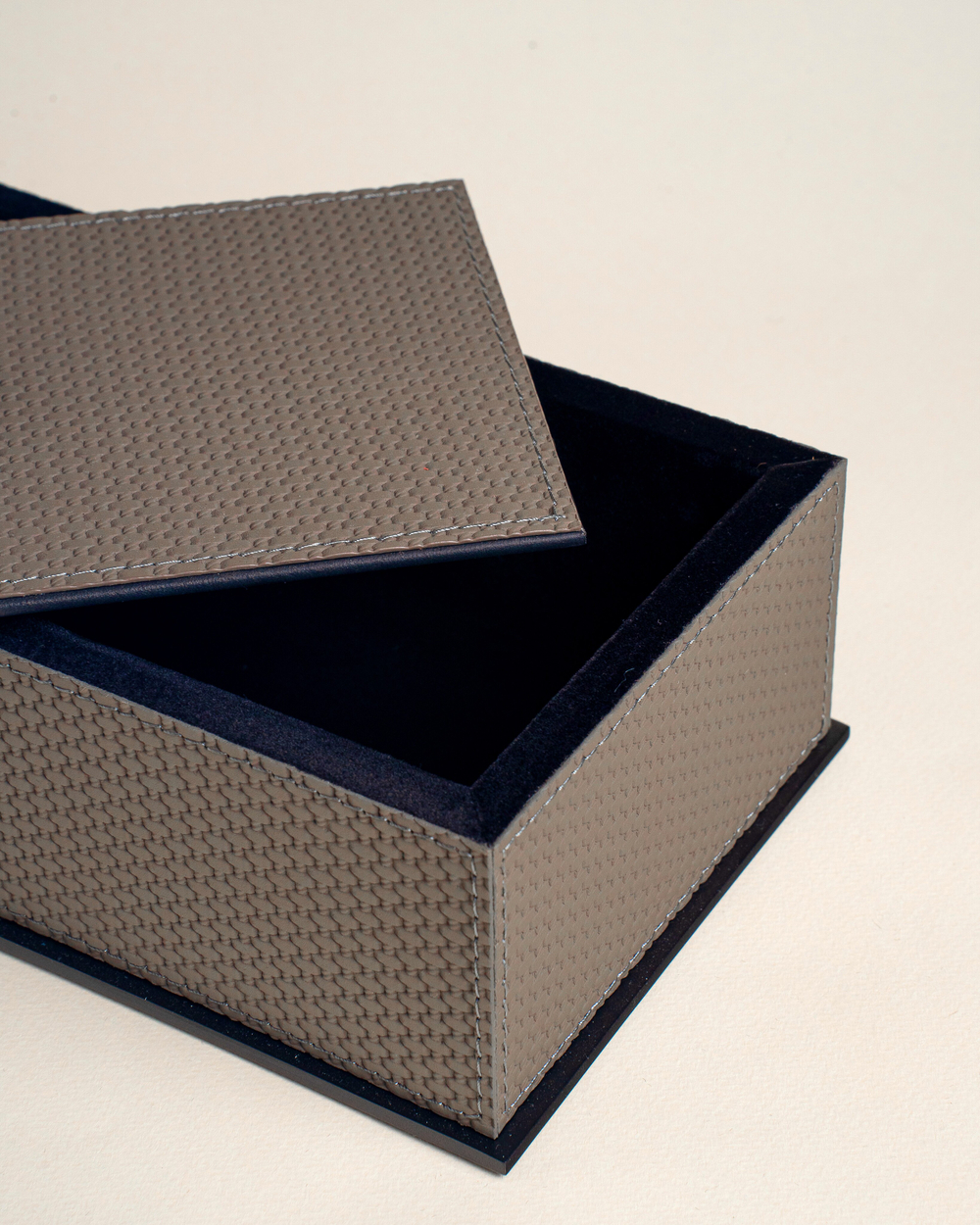 Шкатулка из кожи Серая