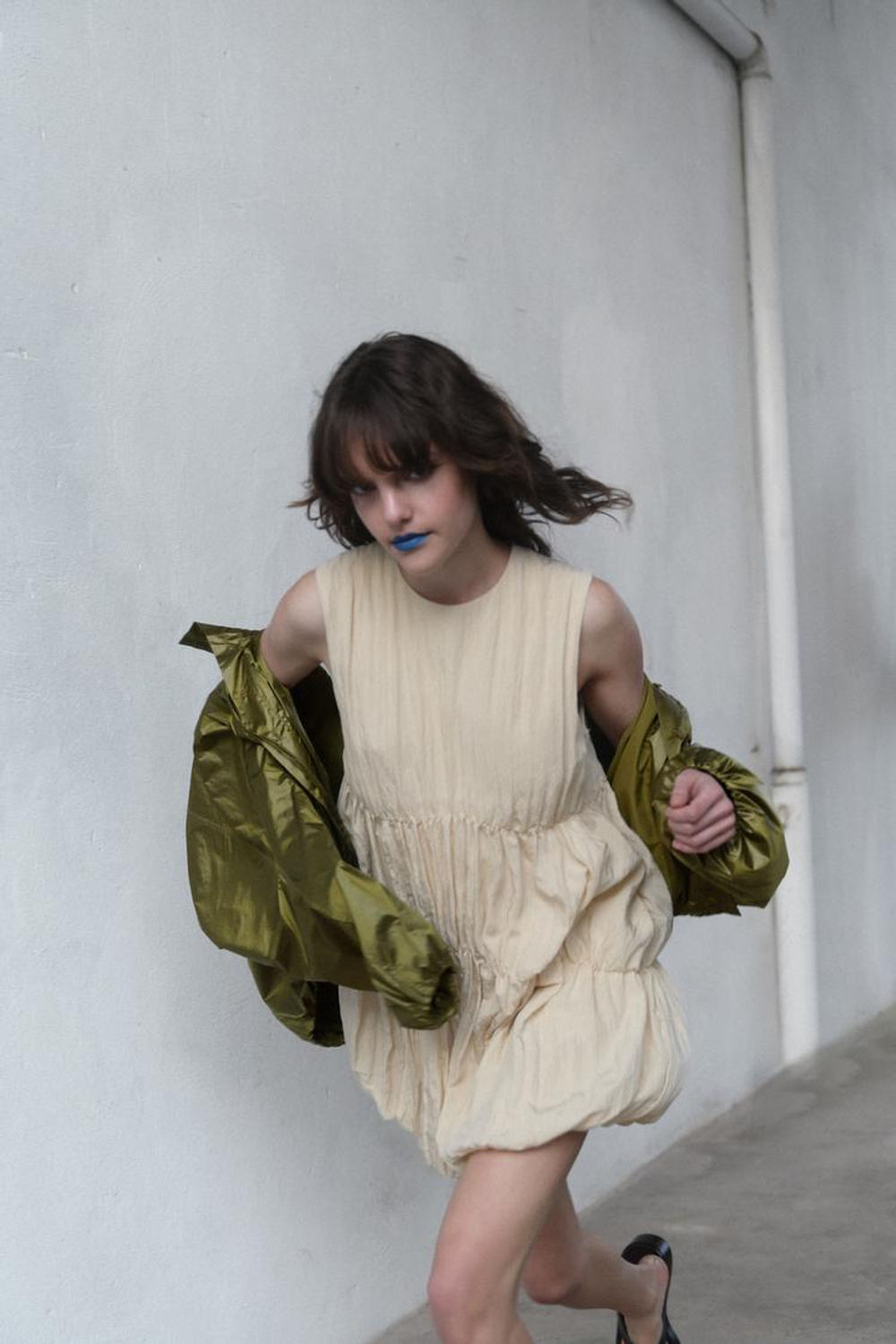 ZARA ПЛАТЬЕ СО СБОРКАМИ И ОБЪЕМНЫМ НИЗОМ, КРЕМОВЫЙ