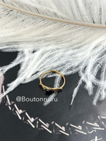 Кольцо золотистое с черным камнем и стразами