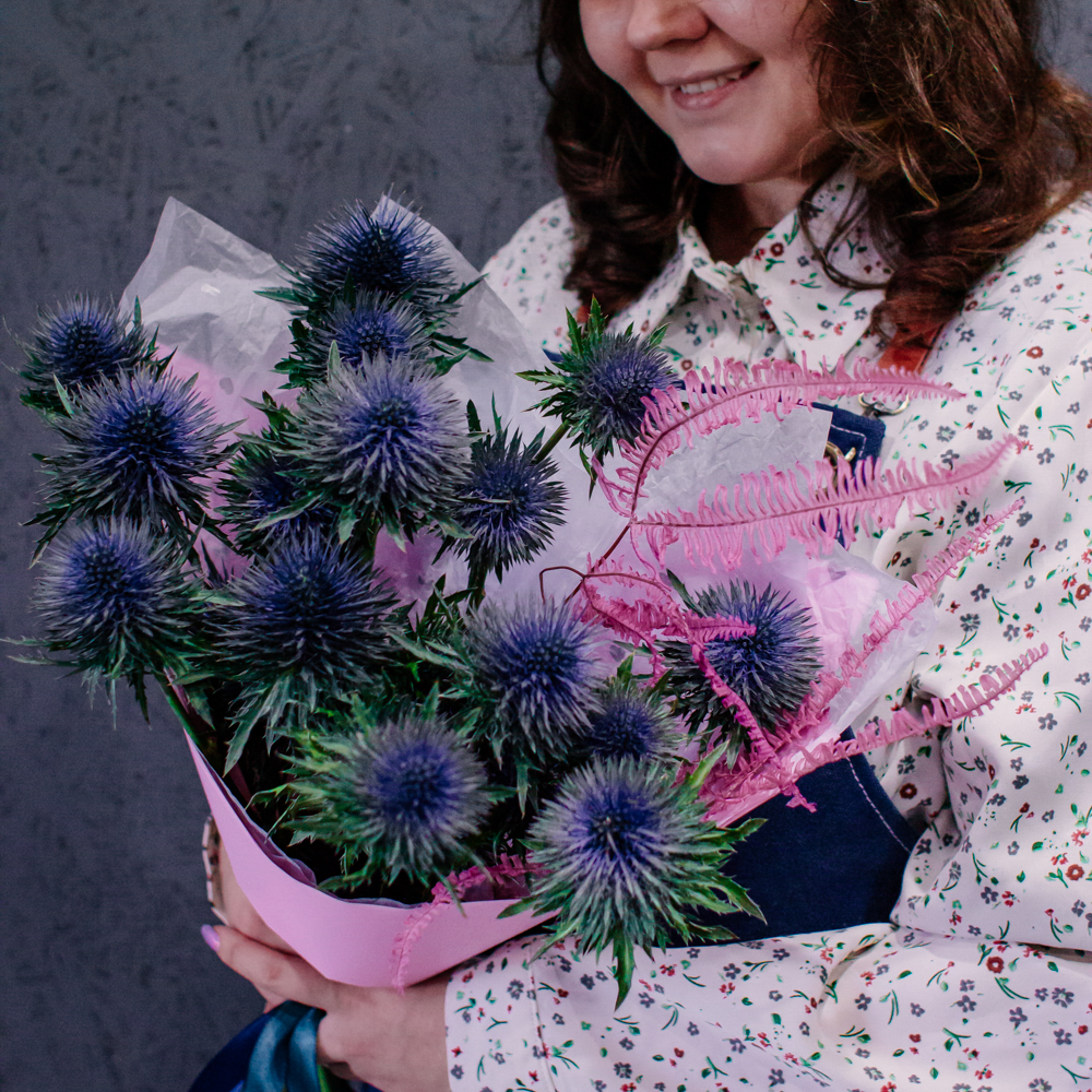 60. Запоминающийся сине-розовый букет с эрингиумом