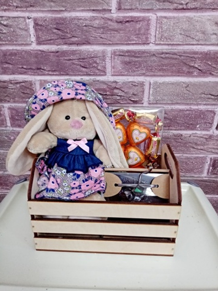 Набор конфет Легендарная зайка Ми с шоколадом ручной работы в крафт упаковке 70гр и итальянскими конфетами La suissa  150гр в эко ящике из дерева