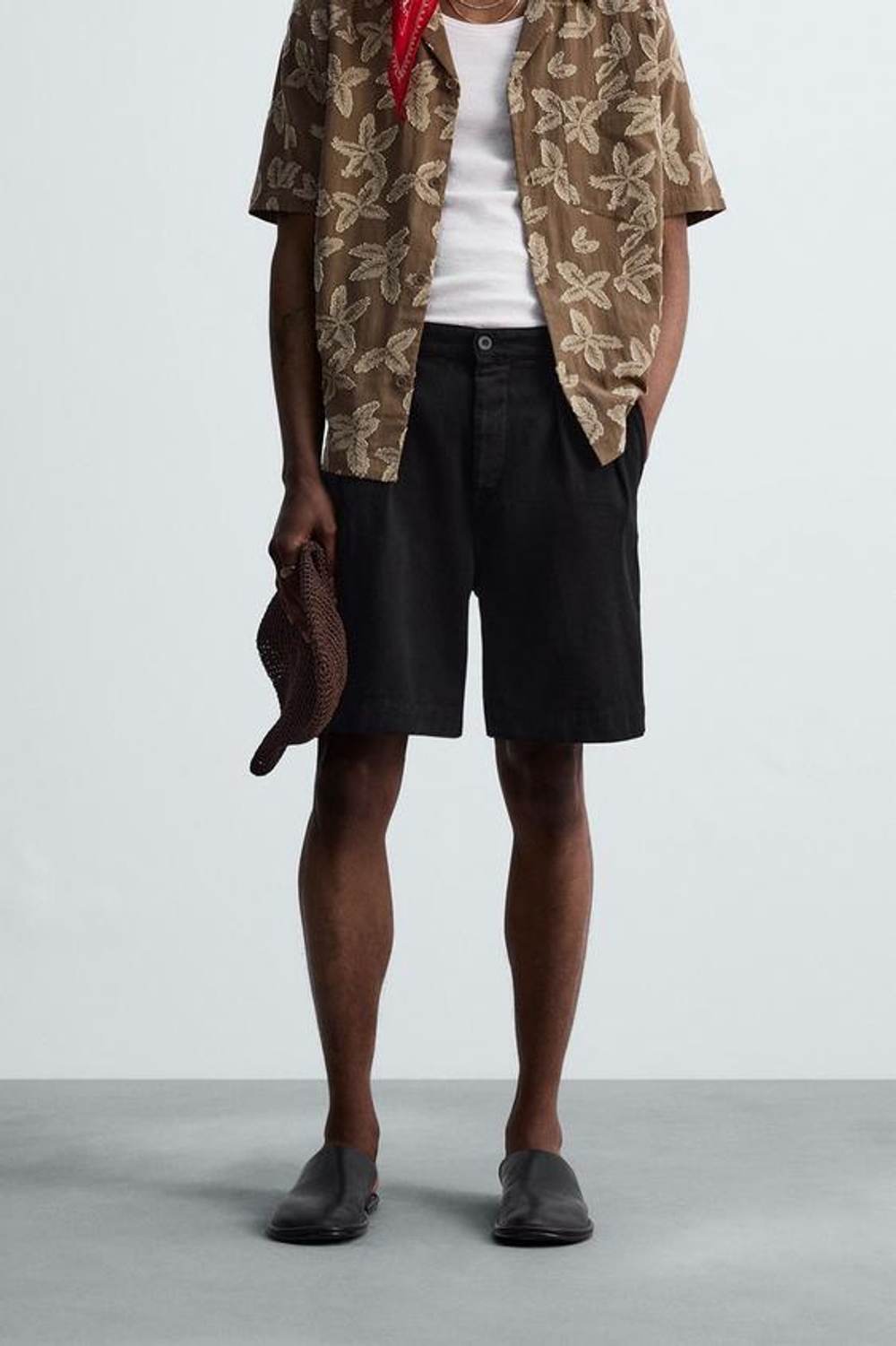 ZARA ШОРТЫ RELAXED FIT СО СКЛАДКАМИ, ЧЕРНЫЙ