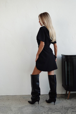 Платье с акцентными пуговицами и поясом