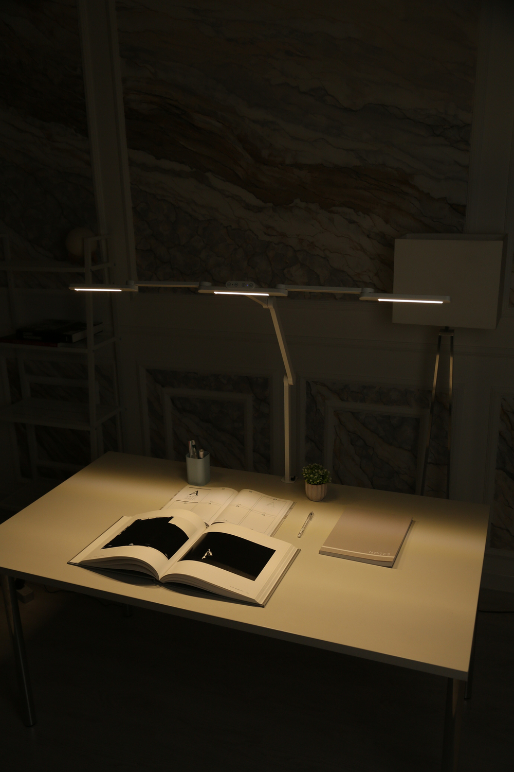 Светильник FRIENDME бестеневой настольный на струбцине светодиодный No. 2 белый с тройным источником света. Яркость - 1270 lum. 24W.