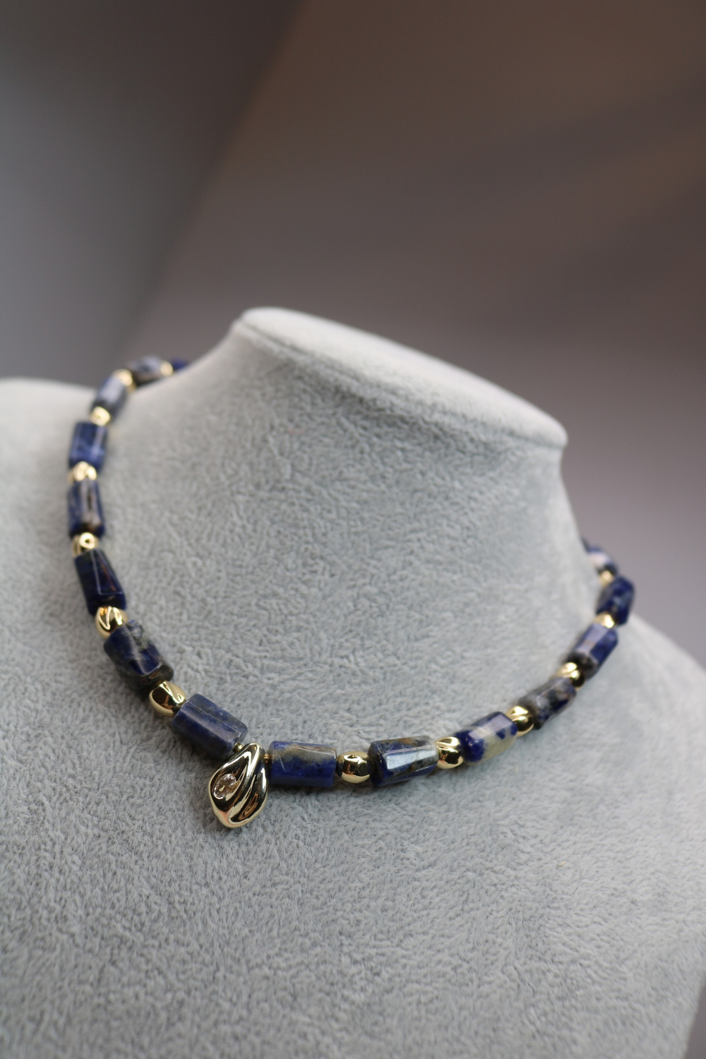 alt="Чокер «Содалитовый штрих» — содалит 12×8 мм, золотистая фурнитура — Викторинэль"