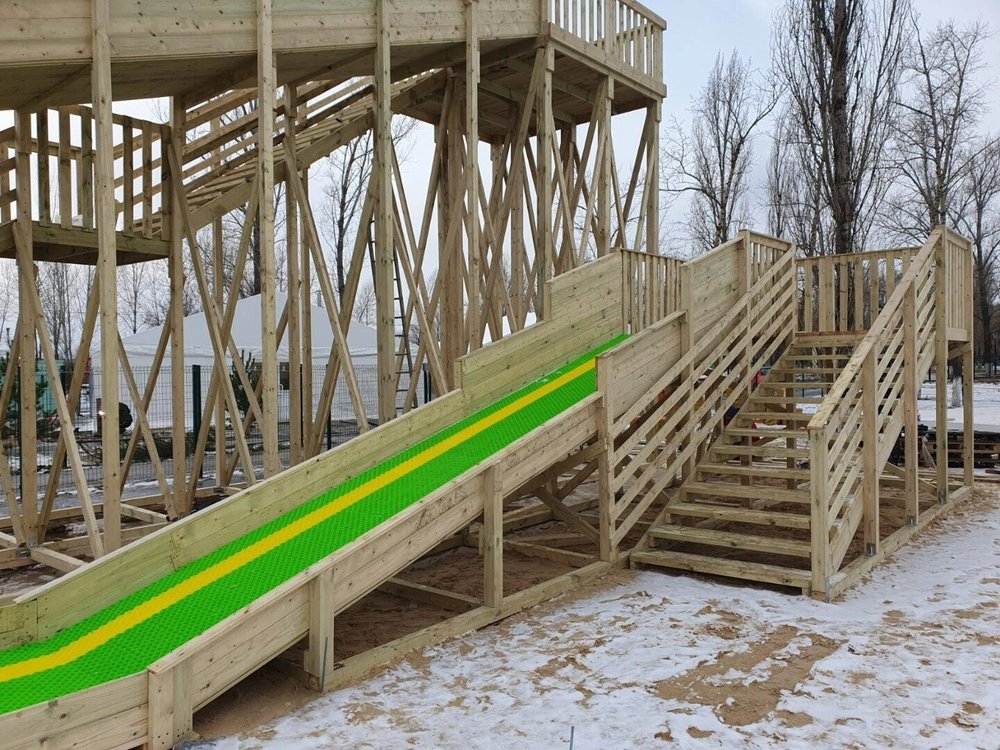 Зимняя деревянная горка
