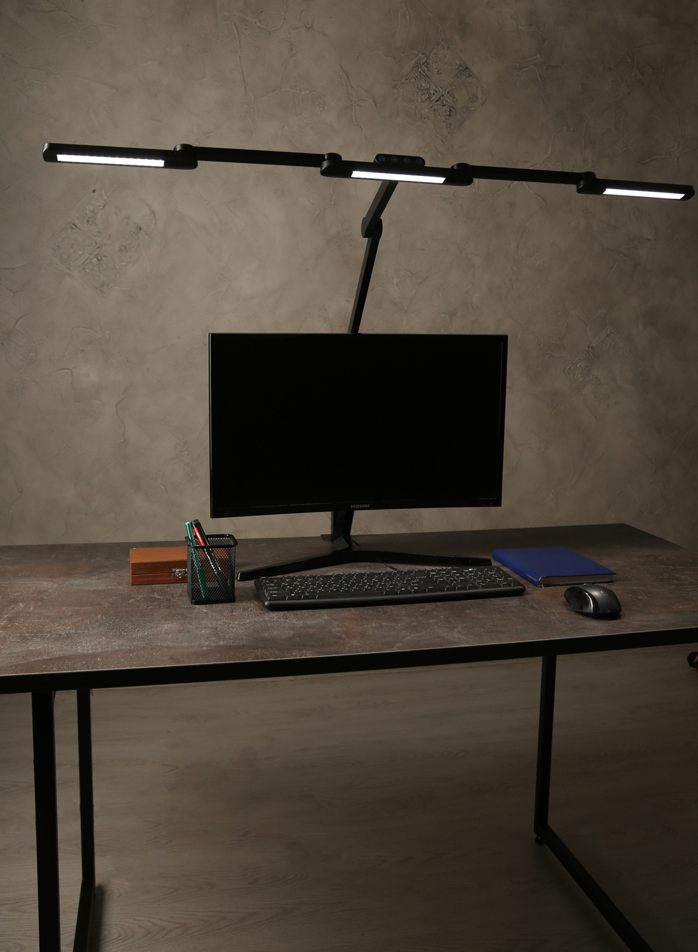 Светильник FRIENDME бестеневой настольный на струбцине светодиодный No. 2 белый с тройным источником света. Яркость - 1270 lum. 24W.