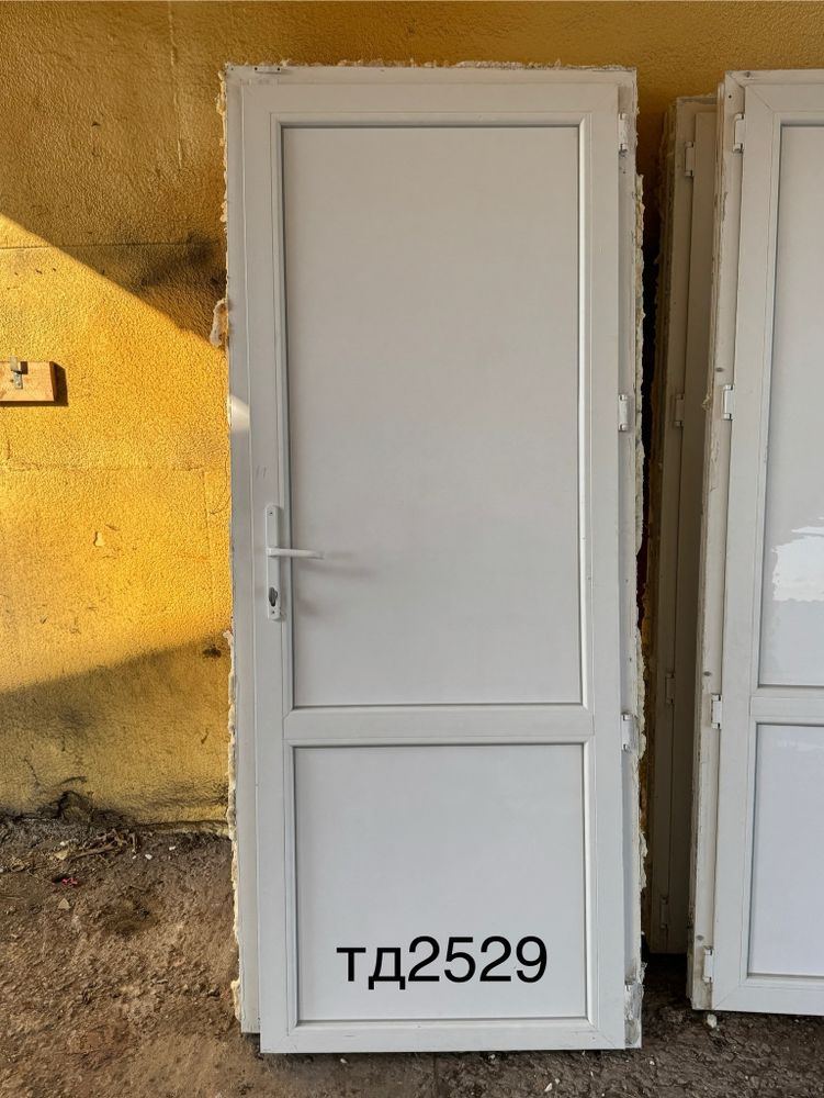 Дверь Пластиковая Б/У Входная 208(в) х 86(ш)