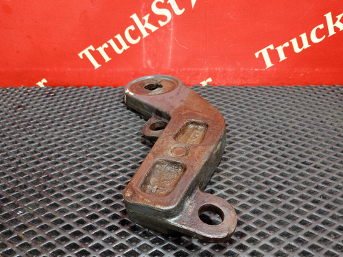 Кронштейн амортизатора нижний правый