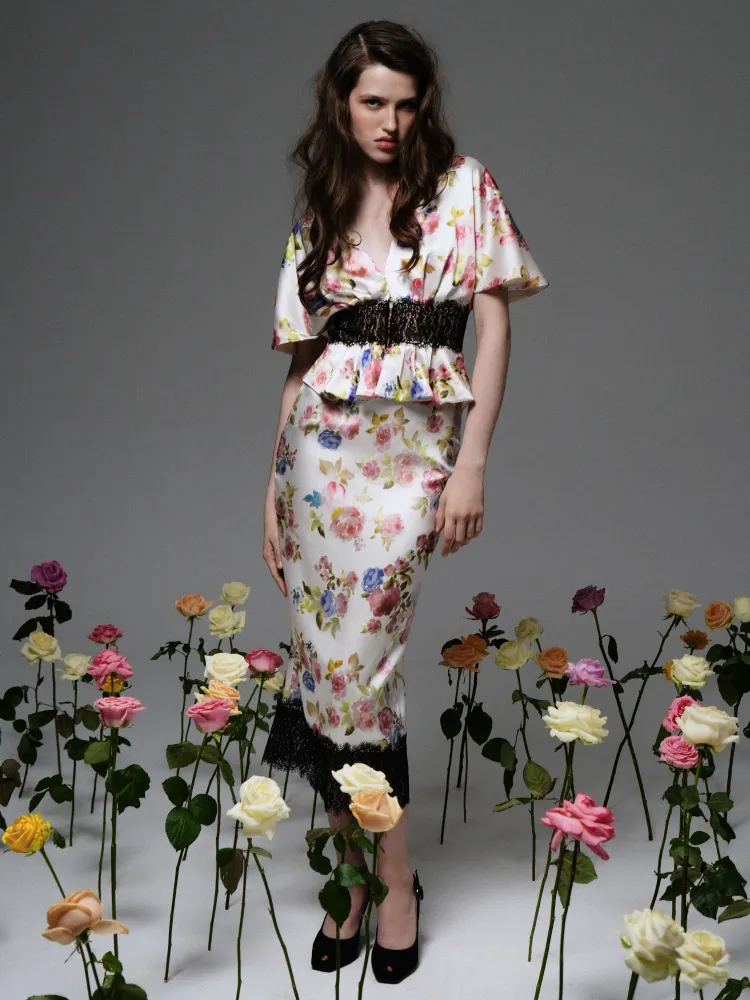 Ясмин (Yasmin), блуза из молочного атласа с цветочным принтом, с отделкой черным кружевом