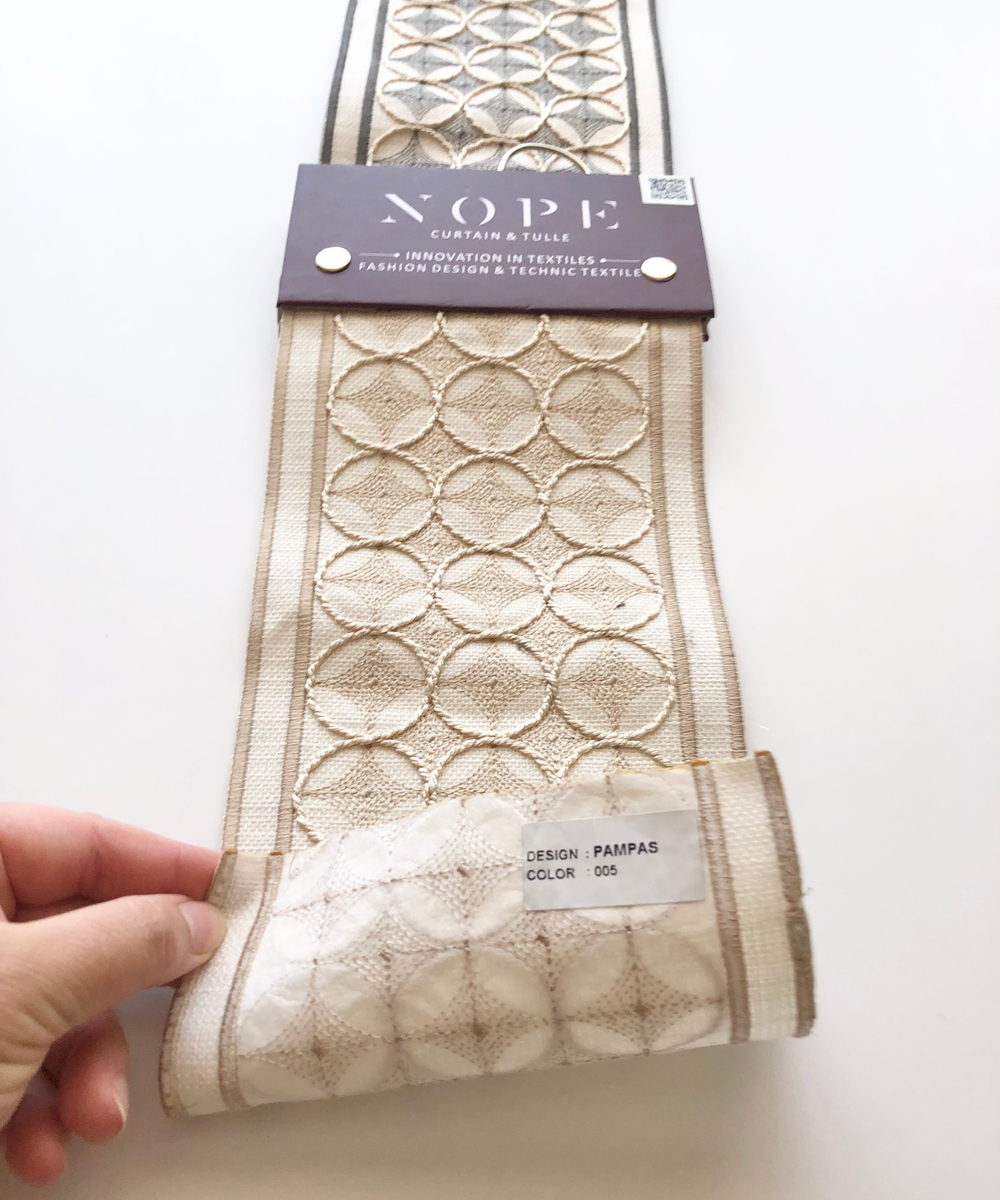 Римская штора Aisa арт. Lux blackout col. 21 с декоративным бордюром Nope Pampas-005 и карнизом