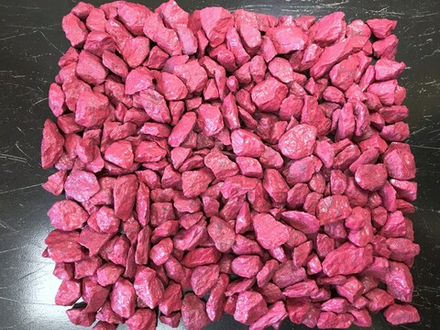 Диоритовая кубовидная крошка окрашенная розовая 4-8, 8-16, 16-22 мм (На фото 8-16 мм)