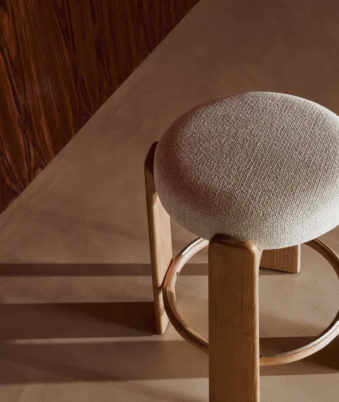 Полубарный табурет Granite 65 см, бежевый шенилл, массив ясеня в натуральном цвете