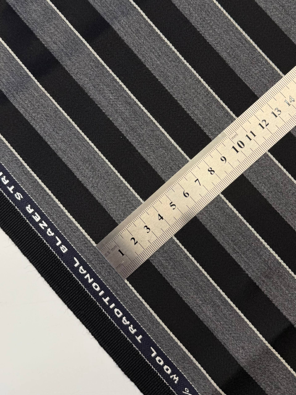 Шерсть костюмно-плательная Versace by Heritage Weavers в черно-серую полоску