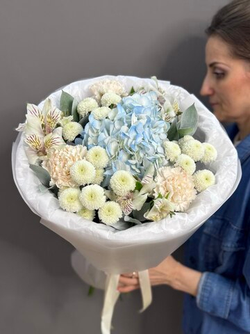 Авторский букет с голубой гортензией
