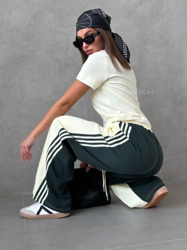 Желто-зеленые широкие брюки с лампасами