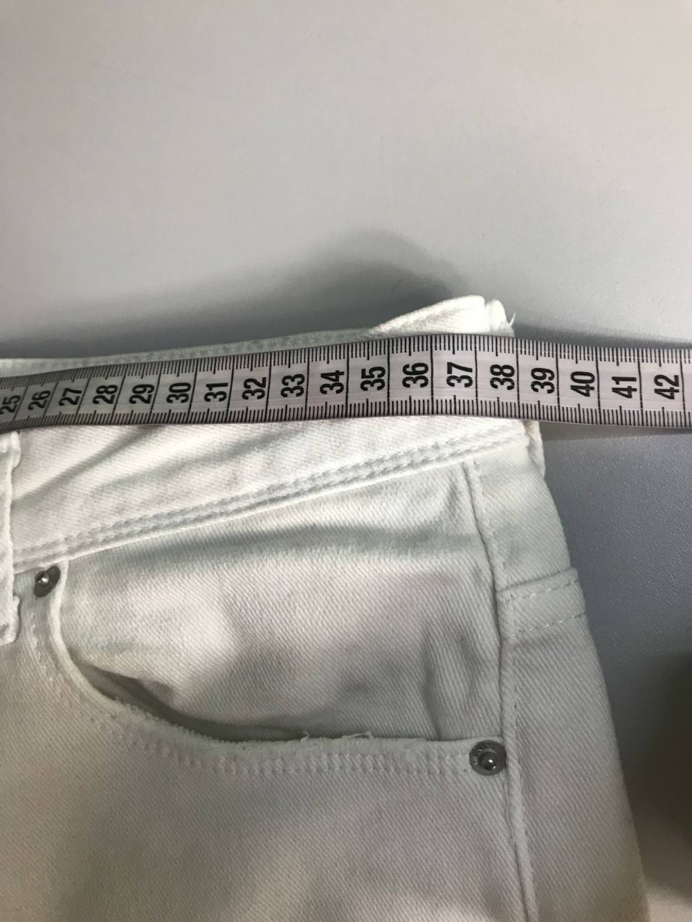 Джинсы Bershka с модными порезами,маркировка 38, визуально на 44 размер