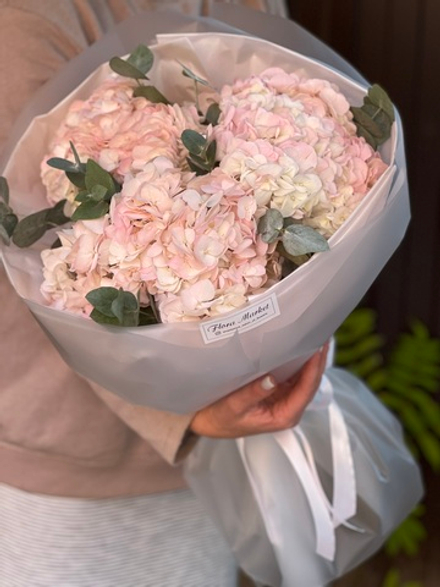 Гортензии нежно-розового оттенка и эвкалипт в воздушном букете