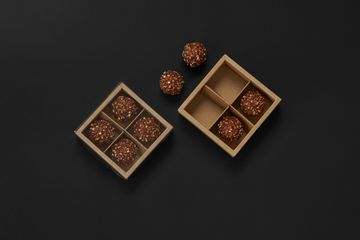 Упаковка с прозрачной крышкой для 4 шоколадных конфет