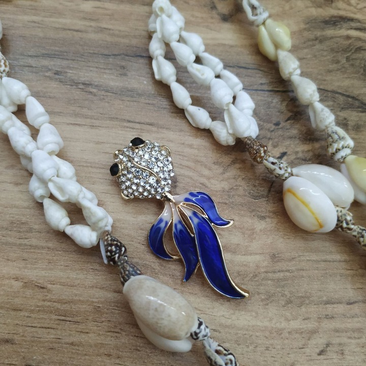 Брошь Золотая рыбка вуалехвостая эмаль синяя с блестками белая со стразами металл золотистый