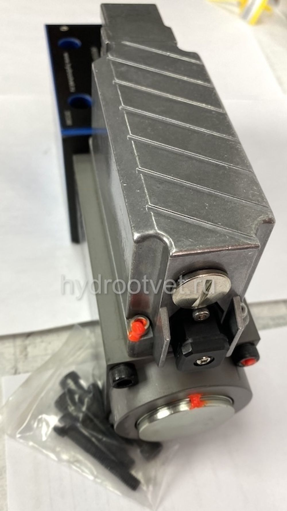 4WRPEH10C5B100L-2X/G24K0/F1M - Сервораспределитель Ду10 с обратной связью по положению золотника и встроенным усилителем (OBE), номинальный расход 100 л/мин, характеристика L - линейная, схема C5, сигнал управления F1 = 4...20 mA