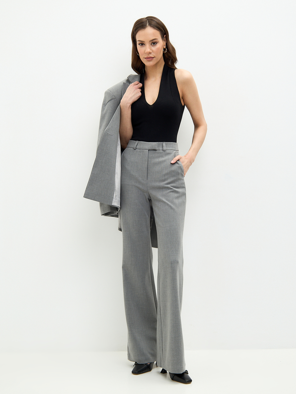 Брюки расклешенные серые