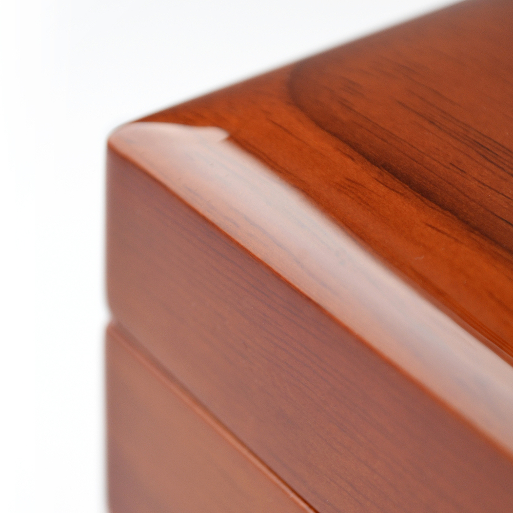 Футляр из глянцевого дерева под мужские часы.