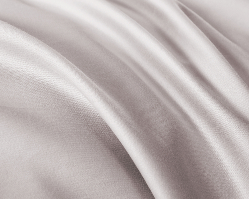 КПБ евро "Монохром", цв. св-серый (с шёлком) под:200х230см, пр:245х250, нав:48х74см (2шт)