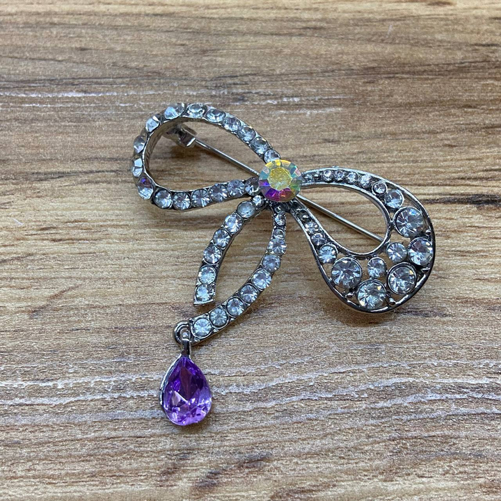 Брошь Бантик тонкий кристалл хамелеон стразы подвеска капля сиреневая металл серебристый
