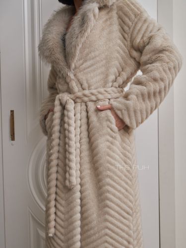 Длинная бежевая шуба из эко-меха