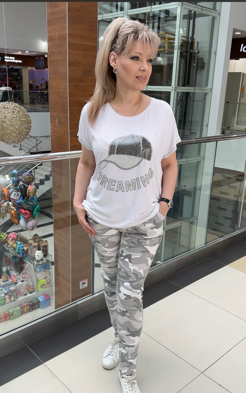 Белый блузон-футболка с принтом блестящей кепки