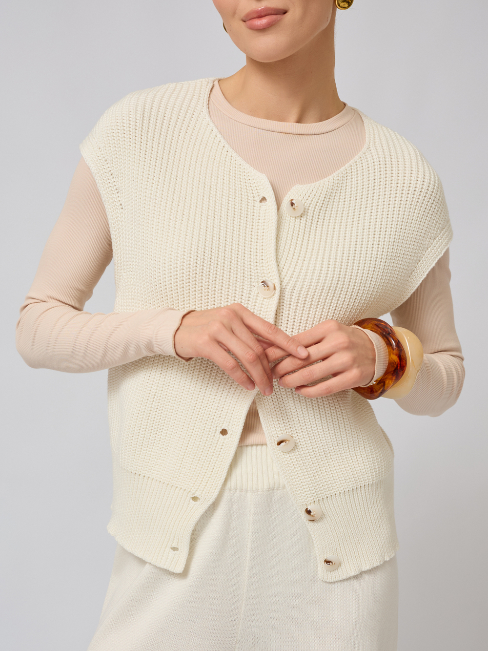 Жилет вязаный на пуговицах