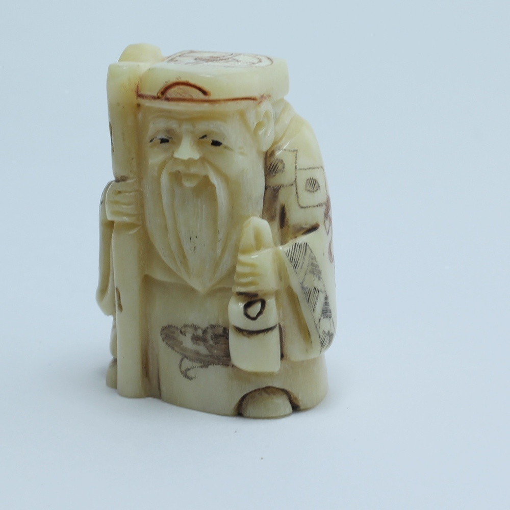 Нэцкэ Дзюродзин с посохом и меленьким мешочком в руке