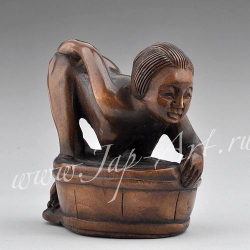 Нэцкэ Красавица в ванной и жаба