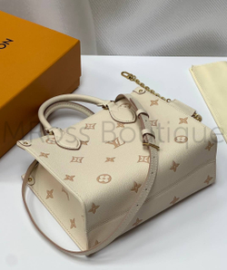 Светло-бежевая сумка Louis Vuitton Onthego PM с узором монограм