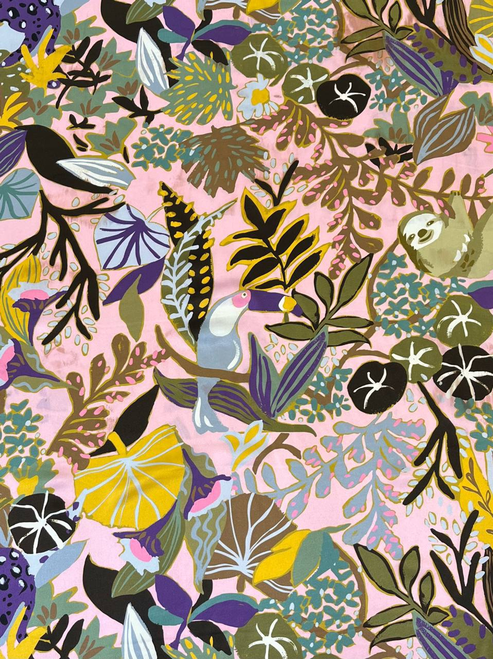 Шелк атласный розовый с ленивцами, ягуарами и туканами