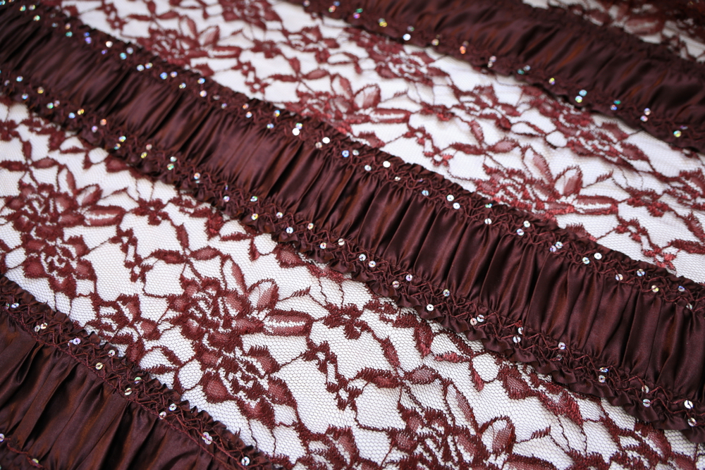 Гипюр атлас пайетки бордовый