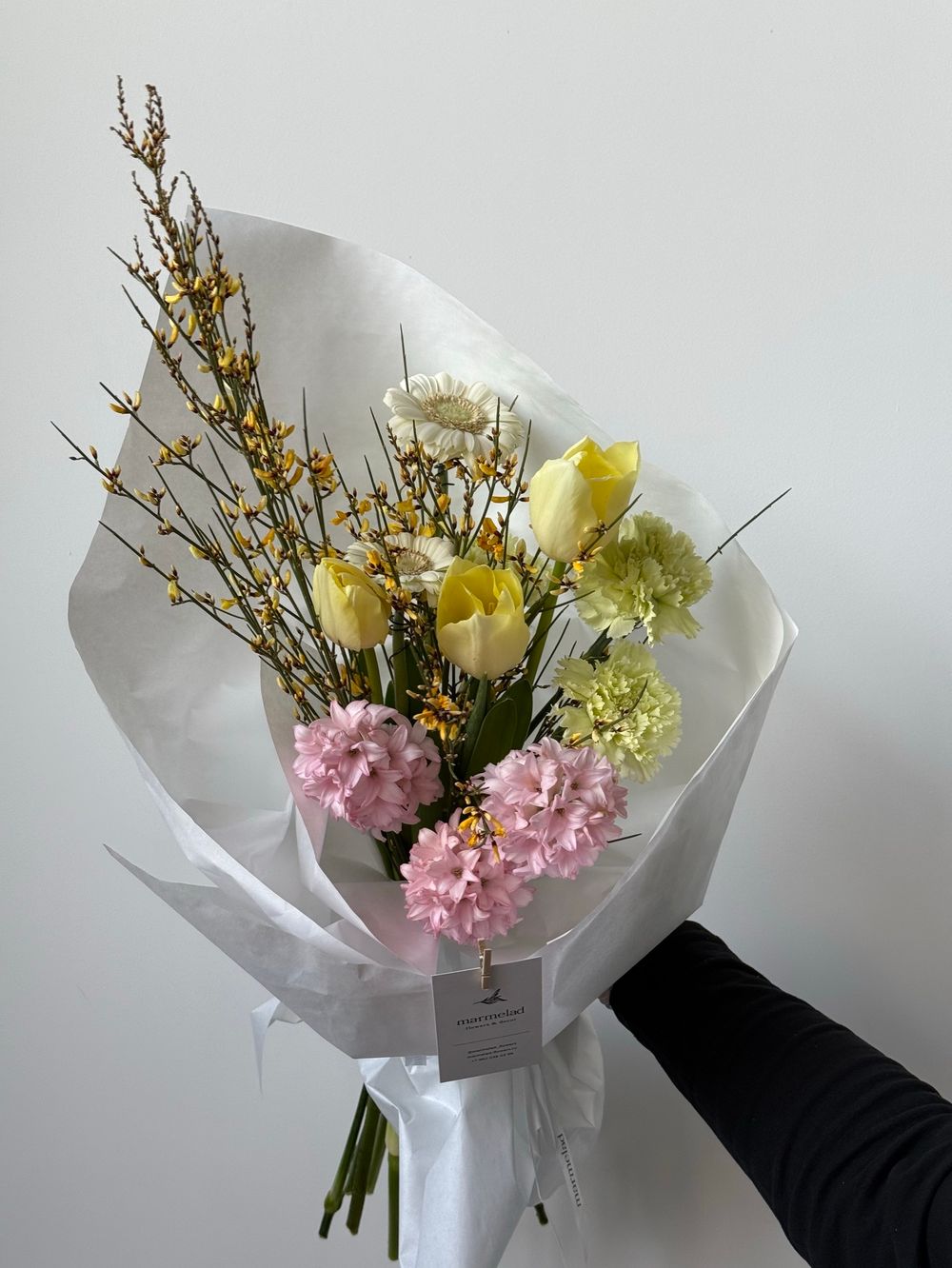 Букет сборный из генисты, гиацинтов, диантусов и минигерберы