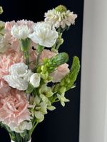 Свадебный букет из розовых диантусов, орнитогалума и маттиолы