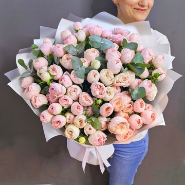 Букет из 23 кустовых пионовидных роз сорта "Mansfield park"