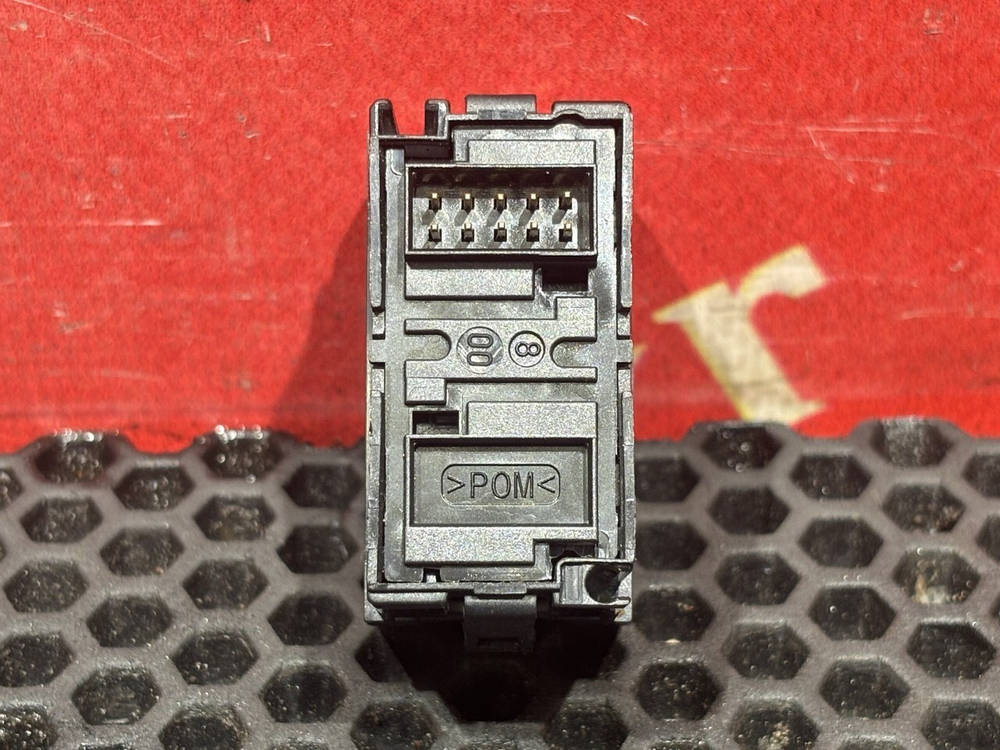 Кнопка люка