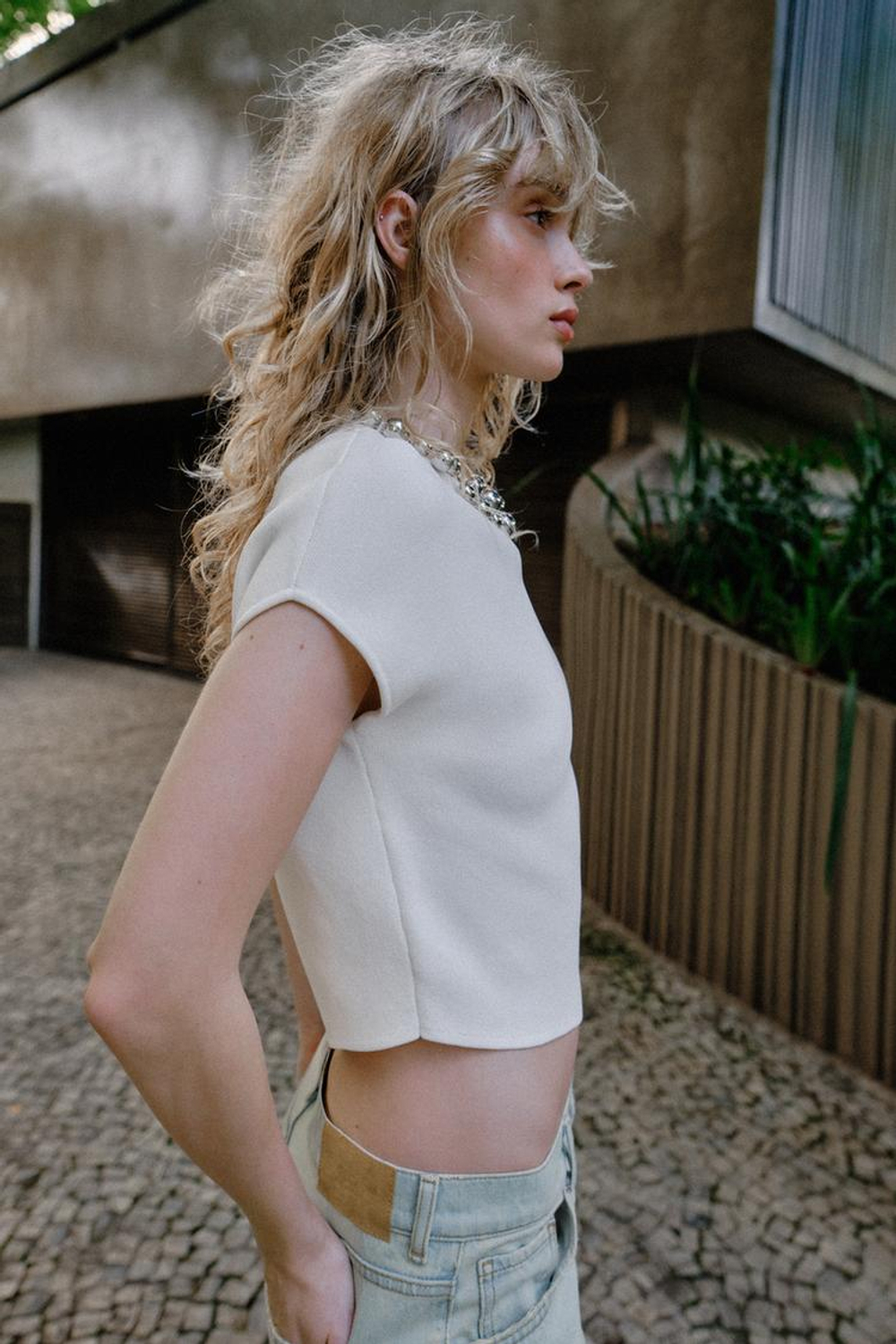 ZARA ТРИКОТАЖНЫЙ ТОП С БУСИНАМИ, БЕЛЫЙ